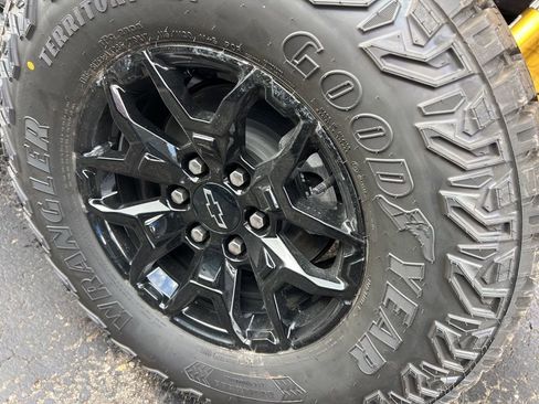 New 2026 Chevrolet Colorado ZR2 w/ Midnight Edition AWD/4WD image 9