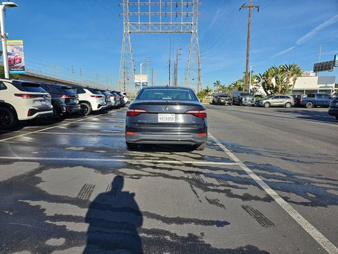 Used 2022 Volkswagen Jetta SE w/ Panoramic Sunroof Package image 6