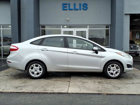 Used 2015 Ford Fiesta SE image 2