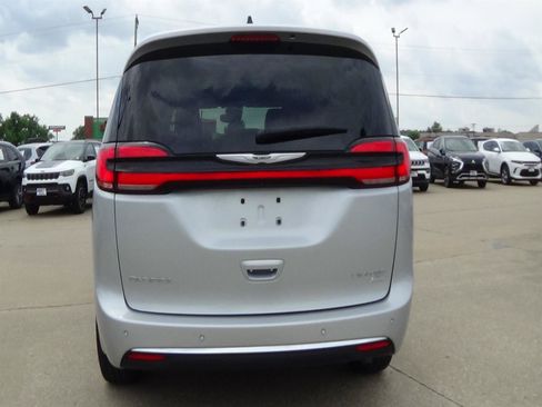 Certified 2024 Chrysler Pacifica Limited AWD/4WD image 7