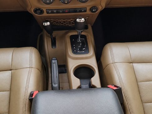 Used 2012 Jeep Wrangler Unlimited Rubicon w/ Connectivity Group AWD/4WD image 15