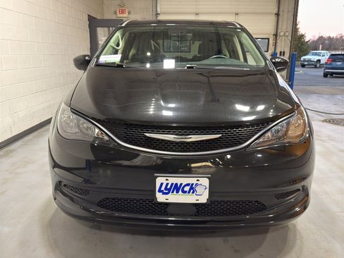 Used 2023 Chrysler Voyager LX image 8