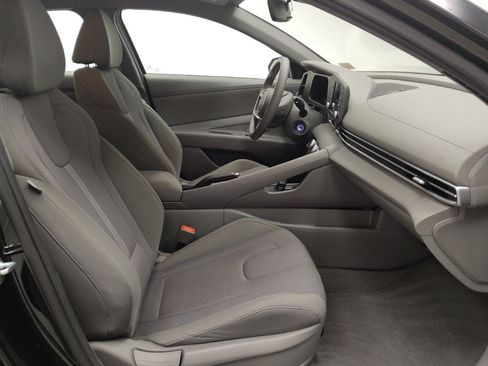 Used 2025 Hyundai Elantra SE FWD image 21
