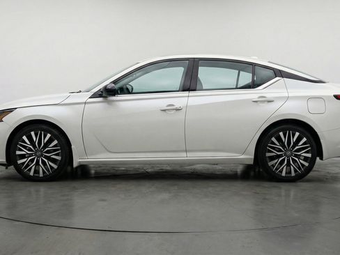 Used 2025 Nissan Altima 2.5 SV image 5