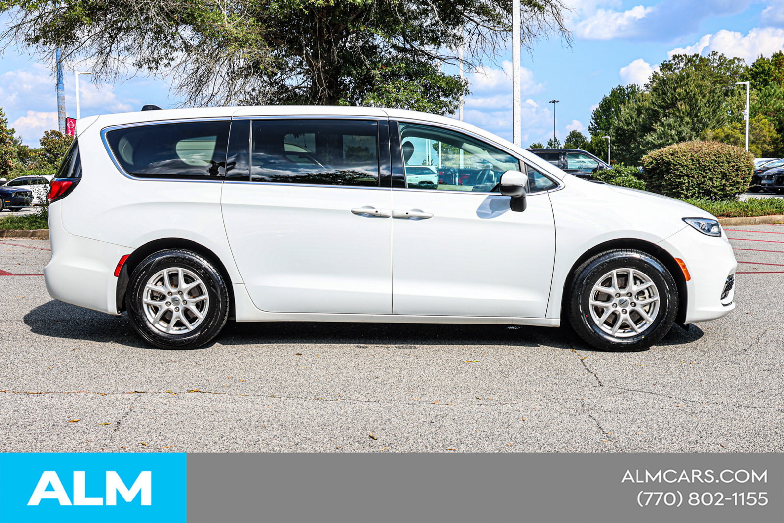 Used 2023 Chrysler Pacifica Touring-L FWD image 10