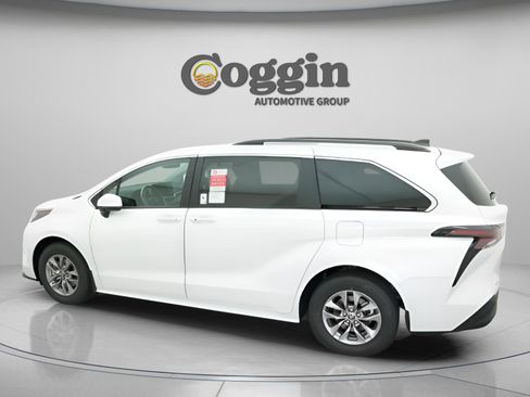 New 2026 Toyota Sienna XLE image 8