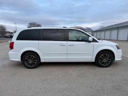 Used 2017 Dodge Grand Caravan SXT image 4