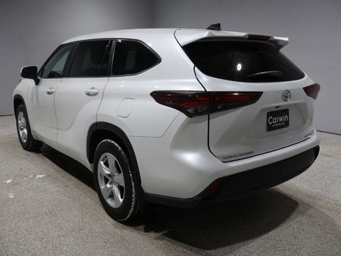 Used 2024 Toyota Highlander LE image 5