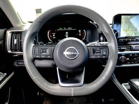 Used 2025 Nissan Pathfinder Platinum w/ Black Appearance Package AWD/4WD image 18