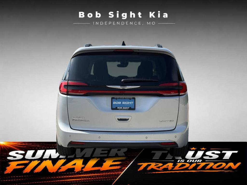 Used 2023 Chrysler Pacifica Limited FWD image 13