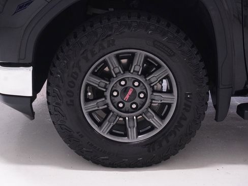 Used 2024 GMC Sierra 1500 SLT image 9