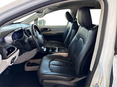 Used 2020 Chrysler Pacifica Touring-L FWD image 9