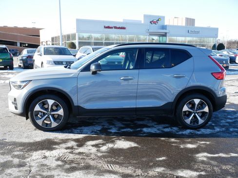 Used 2024 Volvo XC40 B5 Core image 4