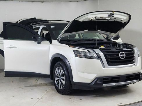 Used 2024 Nissan Pathfinder SL w/ Lighting Package (N92) image 9