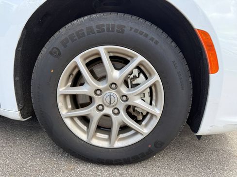 Used 2025 Chrysler Pacifica Select FWD image 10