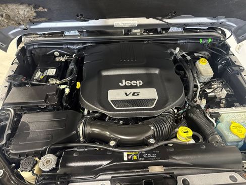 Used 2018 Jeep Wrangler Unlimited Sahara AWD/4WD image 12