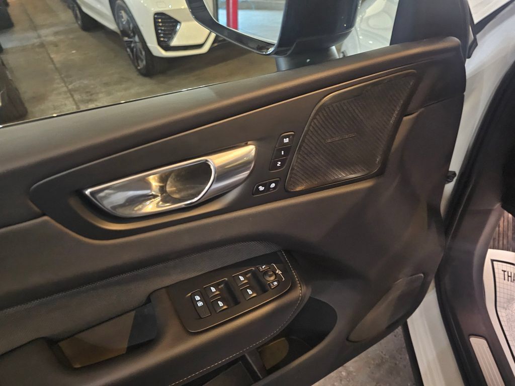 Used 2022 Volvo XC60 B6 R-Design AWD/4WD image 17