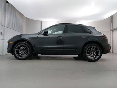 Used 2025 Porsche Macan image 2