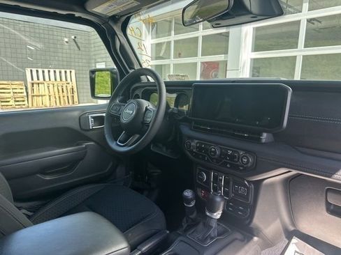 Used 2025 Jeep Wrangler Unlimited Rubicon 4xe w/ Convenience Group AWD/4WD image 13