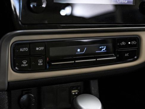 Used 2017 Toyota Corolla LE image 26