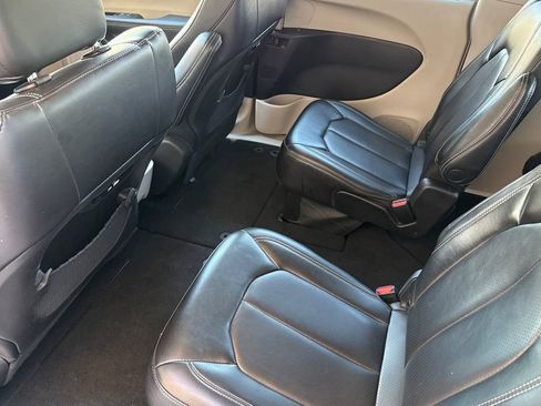 Used 2023 Chrysler Pacifica Touring-L FWD image 6