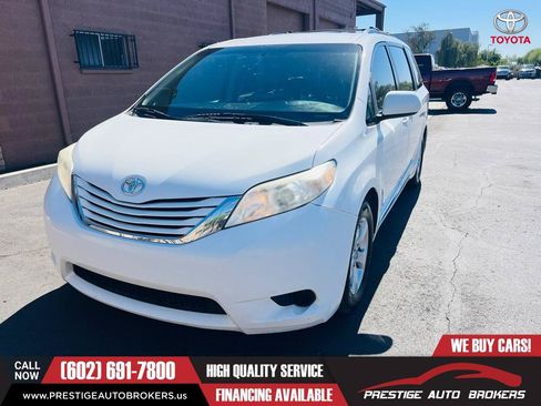 Used 2017 Toyota Sienna LE FWD image 4