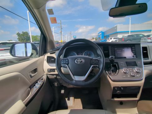 Used 2018 Toyota Sienna XLE w/ XLE Navigation Package FWD image 15