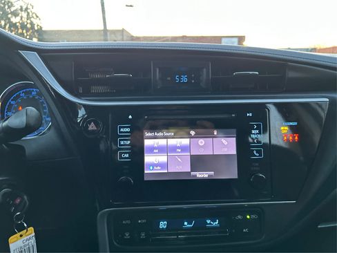 Used 2018 Toyota Corolla LE image 24