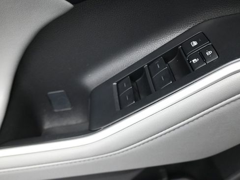 Used 2023 Toyota Highlander XLE AWD/4WD image 11