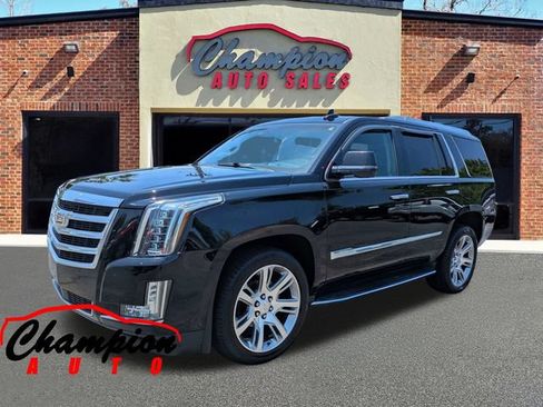 Used 2017 Cadillac Escalade Premium Luxury RWD image 9