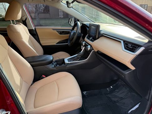 Used 2019 Toyota RAV4 LE image 11