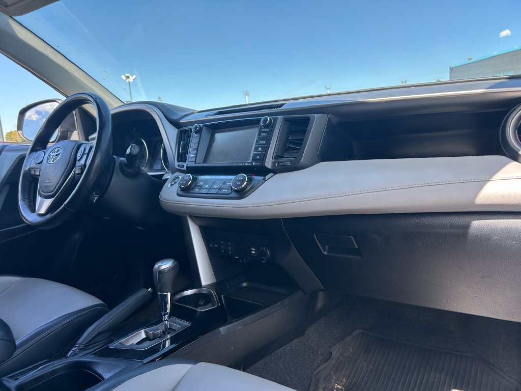 Used 2018 Toyota RAV4 Limited FWD image 32