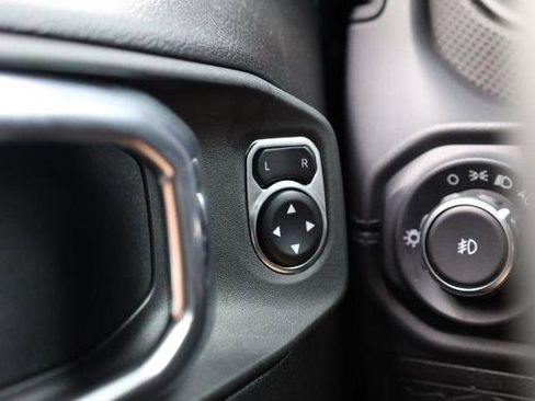 Used 2025 Jeep Wrangler Unlimited Rubicon image 18