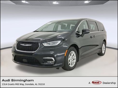 Used 2023 Chrysler Pacifica Touring-L image 1