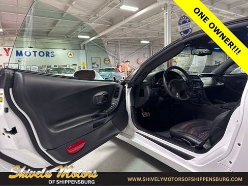 Used 2004 Chevrolet Corvette Coupe w/ Roof Package image 11