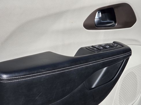 Used 2022 Chrysler Voyager LX image 17