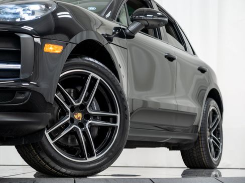 Certified 2021 Porsche Macan AWD/4WD image 32