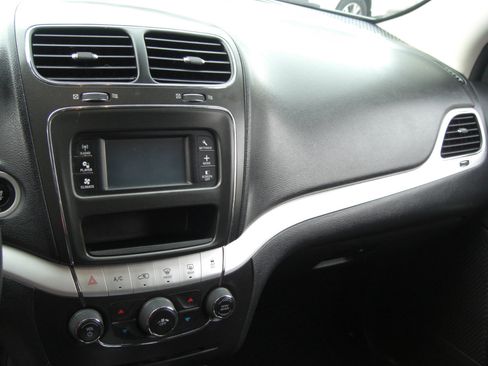 Used 2017 Dodge Journey SE w/ Flexible Seating Group image 9