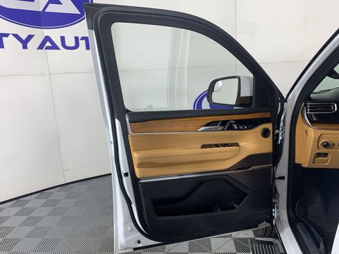 Used 2022 Jeep Grand Wagoneer Series III image 14