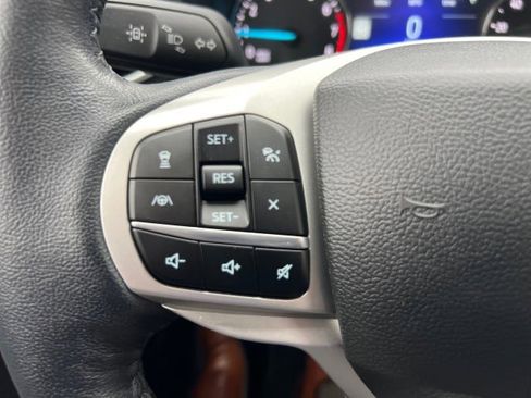 Certified 2022 Ford Explorer XLT w/ Equipment Group 202A image 19