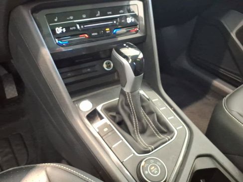 Used 2024 Volkswagen Tiguan SE w/ Panoramic Sunroof Package AWD/4WD image 14