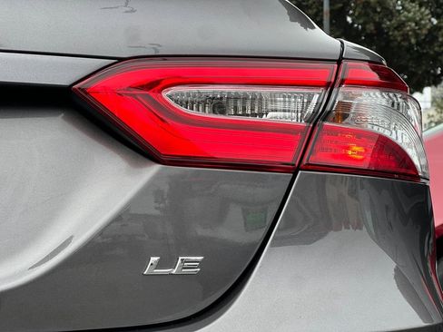 Used 2020 Toyota Camry LE image 10