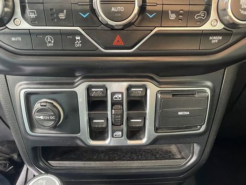 Used 2018 Jeep Wrangler Unlimited Sahara AWD/4WD image 24