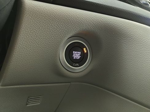 Certified 2024 Chrysler Pacifica Touring-L FWD image 26