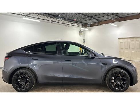 Used 2021 Tesla Model Y Long Range image 9