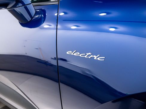Certified 2025 Porsche Macan 4 Electric image 26