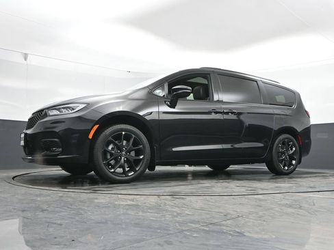 New 2026 Chrysler Pacifica Limited w/ S Appearance Package AWD/4WD image 43