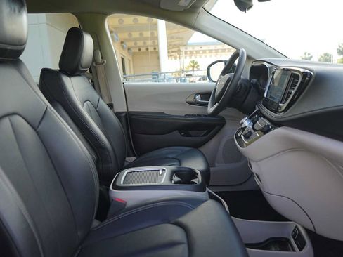 Used 2024 Chrysler Pacifica Limited FWD image 15