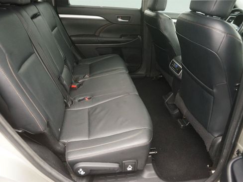 Used 2015 Toyota Highlander XLE FWD image 18