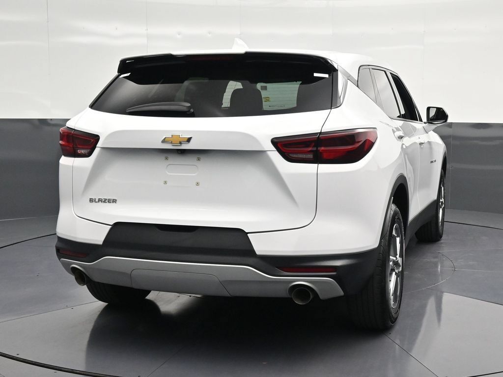 Used 2023 Chevrolet Blazer LT FWD image 2